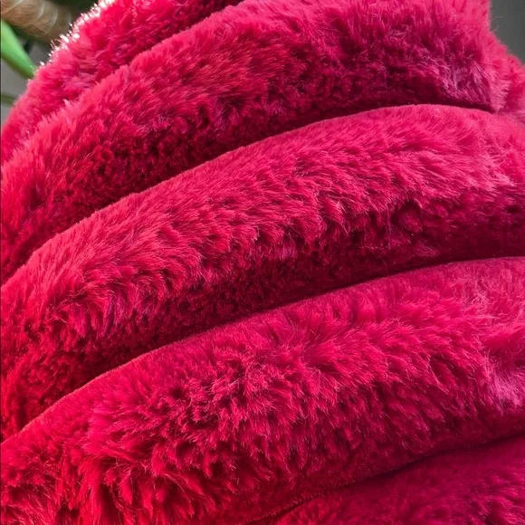 Set of 2 Luxurious Plush Red Faux Fur Throw Pillows🏡NWT! - Picture 9 of 10